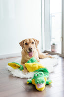 Pelucia para Cachorro Jacare Gigante Outward Hound Squeaker Matz - New York Pets